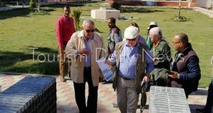 حفيد محمد علي يزور آثار أجداده بنجع حمادي ويقدم واجب العزاء.. صور