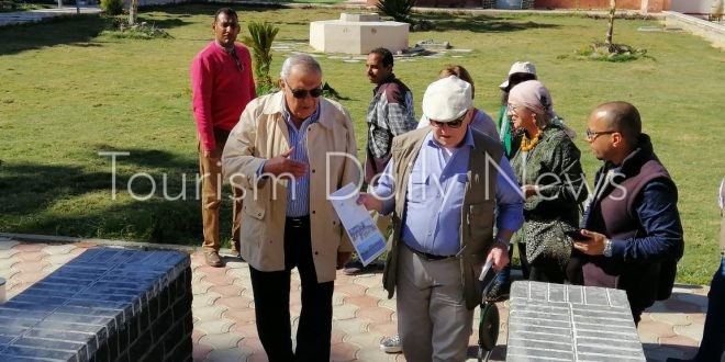حفيد محمد علي يزور آثار أجداده بنجع حمادي ويقدم واجب العزاء.. صور