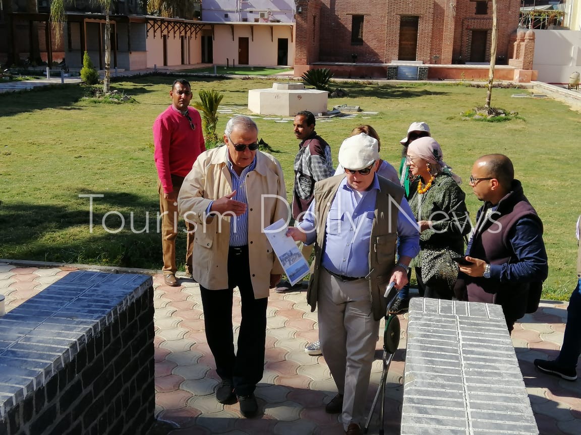 حفيد محمد علي باشا يزور آثار أجداده بنجع حمادي ويقدم واجب العزاء.. صور