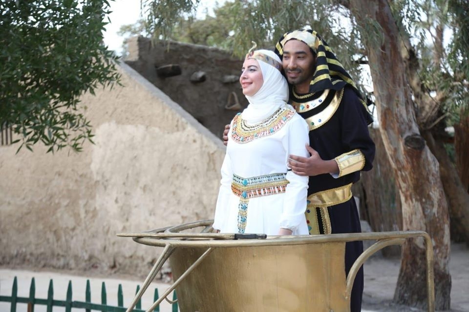 زفاف على الطريقة الفرعونية .. كهنة وحاشية ومراسم اسطورية