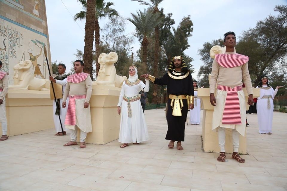 زفاف على الطريقة الفرعونية .. كهنة وحاشية ومراسم اسطورية