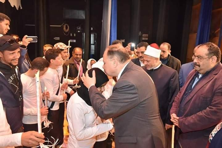 محافظ أسيوط يشهد العرض المسرحي القلب الابيض لفرقة النور للمكفوفين