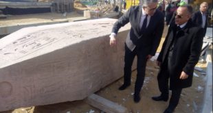 وزيرى يشرح للعنانى تفاصيل إخضاع مسلة ميدان التحرير للترميم