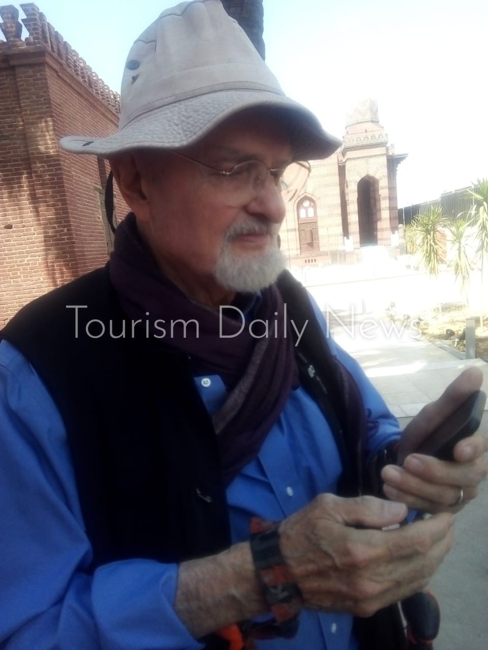 وفد سياحي متعدد الجنسيات يتابع توريزم ديلى نيوز خلال زيارة نجع حمادي