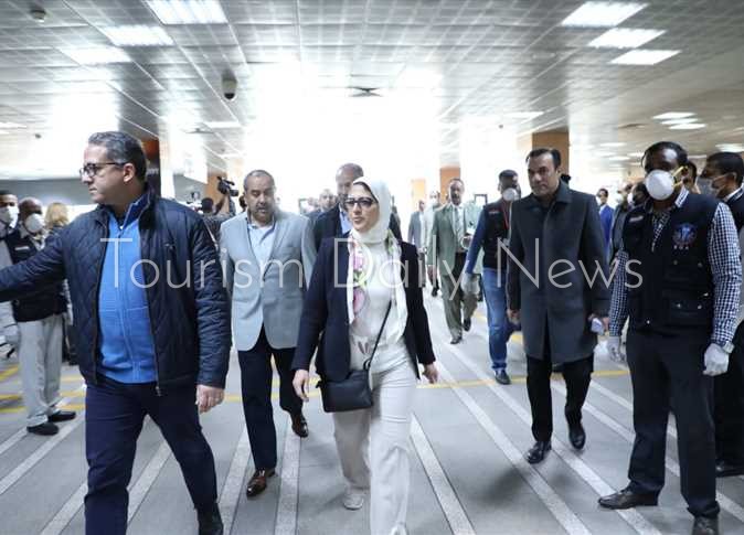 3 وزراء مع السياح فى الأقصر .. الحركة تسير بشكل طبيعى ولا قيود على السفر