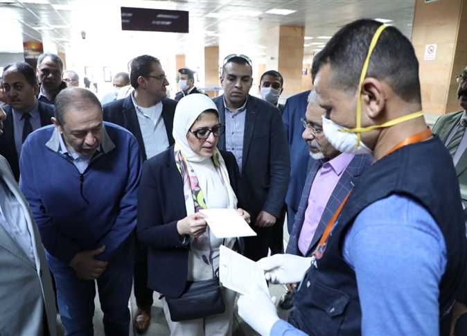 3 وزراء مع السياح فى الأقصر .. الحركة تسير بشكل طبيعى ولا قيود على السفر