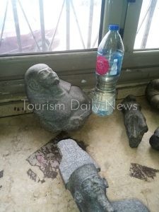 جمارك الدخيلة تضبط تهريب 9 تماثيل وقطع أثرية مُصدرة الي انجلترا 