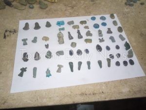 جمارك الدخيلة تضبط تهريب 9 تماثيل وقطع أثرية مُصدرة الي انجلترا 