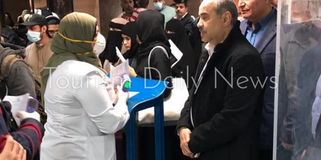 وزير الطيران يتابع الإجراءات الوقائية بمطار القاهرة الدولى ..صور