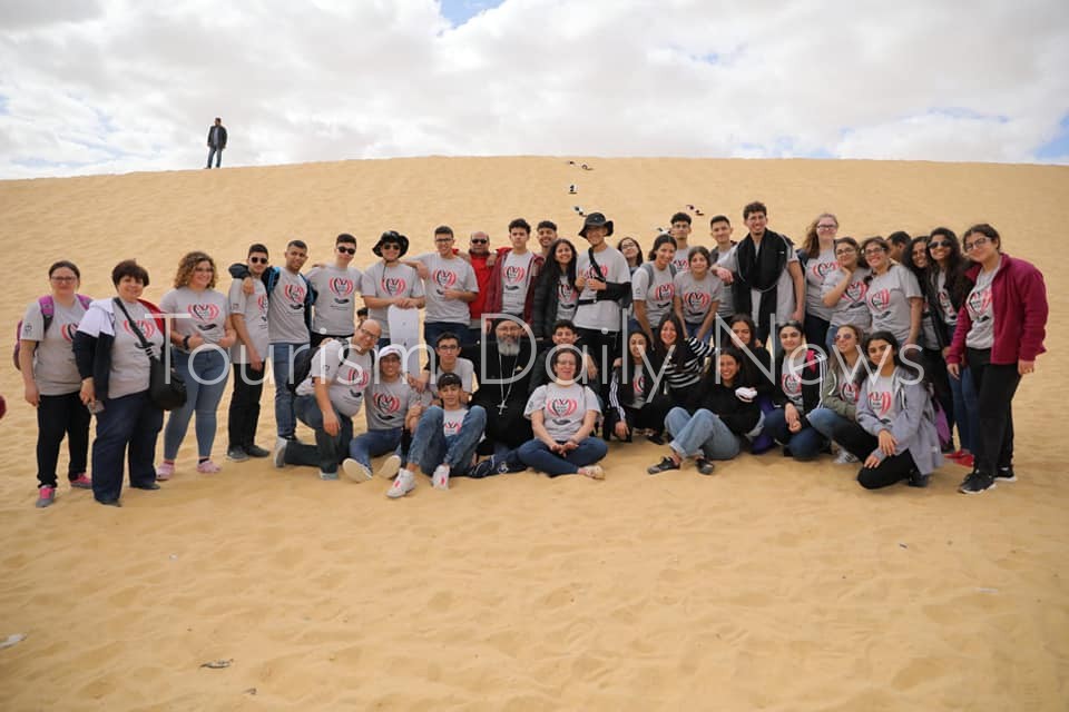 مكرم تشارك أبناء المصريين بالخارج جولة سياحية بمحمية وادى الريان