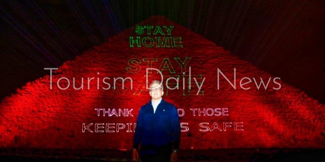 السياحة تضئ هرم خوفو الأكبر تضامناً مع العالم فى مواجهة كورونا