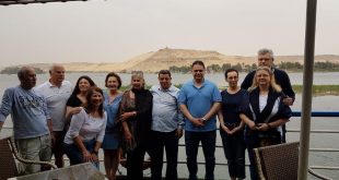 السياح الانجليز والفرنسيين والأمريكان يصرون على استكمال برامجهم السياحية فى أسوان