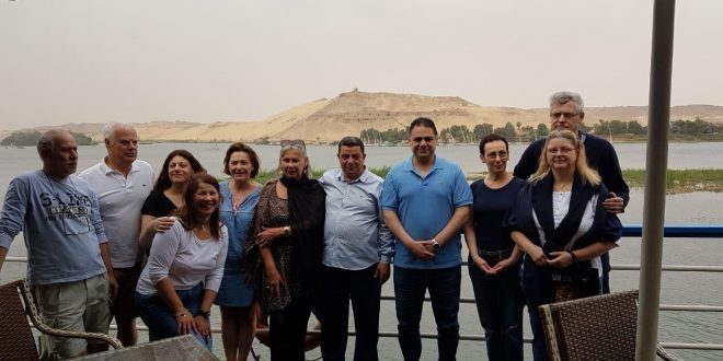 السياح الانجليز والفرنسيين والأمريكان يصرون على استكمال برامجهم السياحية فى أسوان