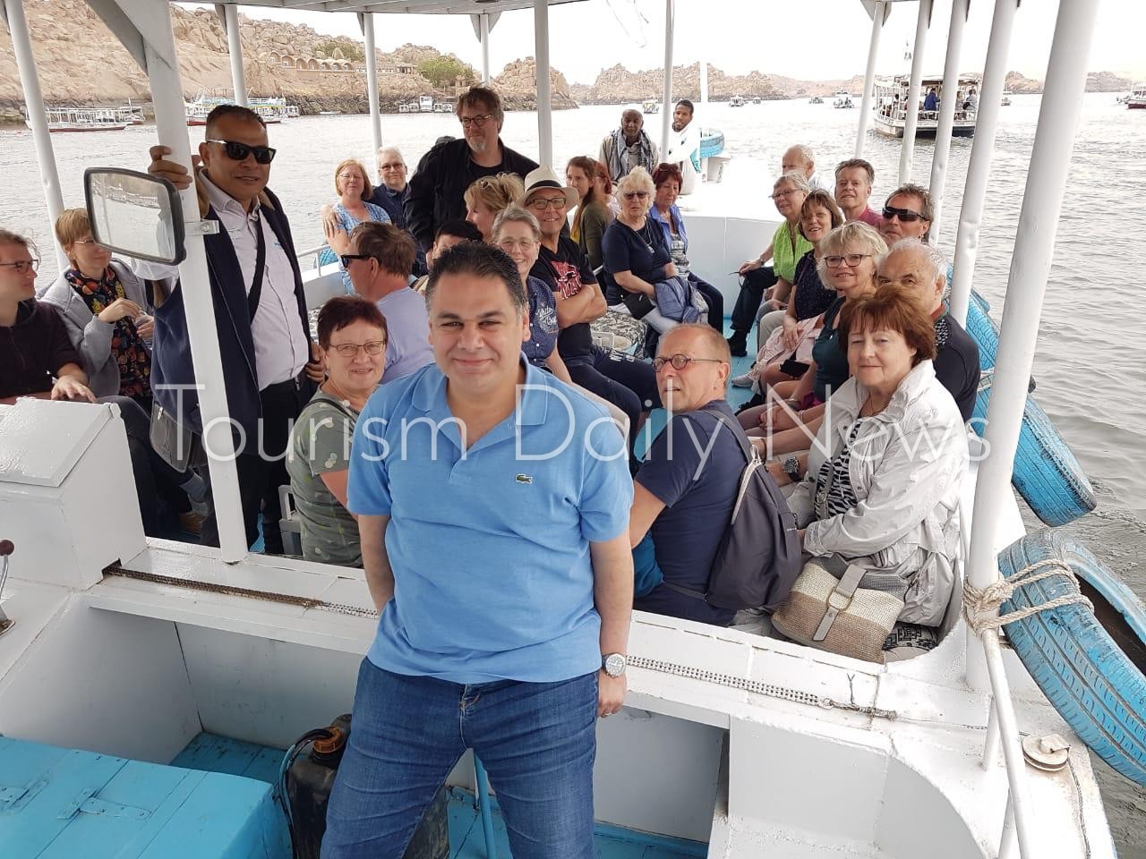 السياح الانجليز والفرنسيين والأمريكان يصرون على استكمال برامجهم السياحية فى أسوان