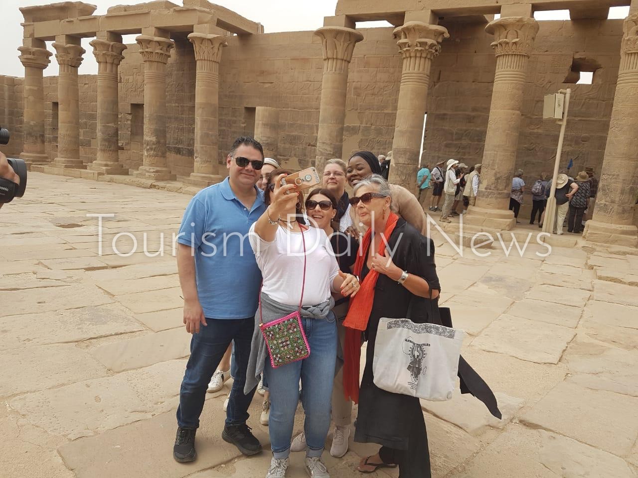 السياح الانجليز والفرنسيين والأمريكان يصرون على استكمال برامجهم السياحية فى أسوان