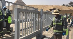 السياحة تعقم وتطهر الأهرامات