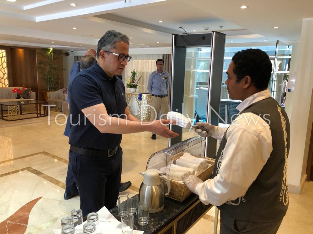 العنانى يطالب العاملين بالفنادق الإبلاغ عن أى حالة اشتباه بكورونا