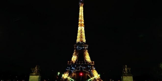 برج إيڤل يُحيي مصابين كورونا