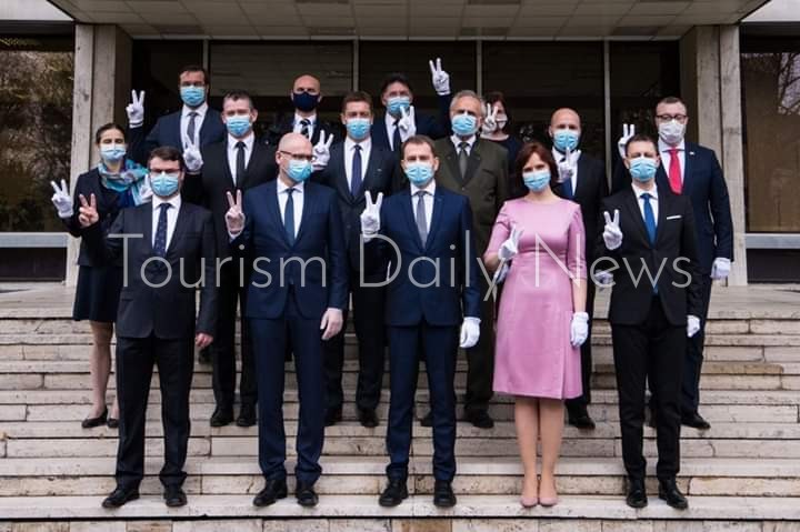 حكومة سلوفاكيا تؤدي اليمين بطريقة مبتكرة للوقاية من كورونا