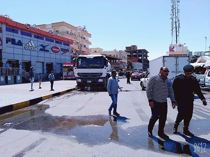 رش شوارع الغردقة بمواد مطهره لمواجهة الفيروسات