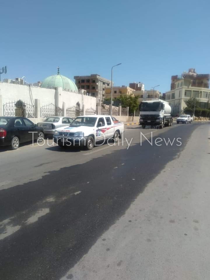 رش شوارع الغردقة بمواد مطهره لمواجهة الفيروسات