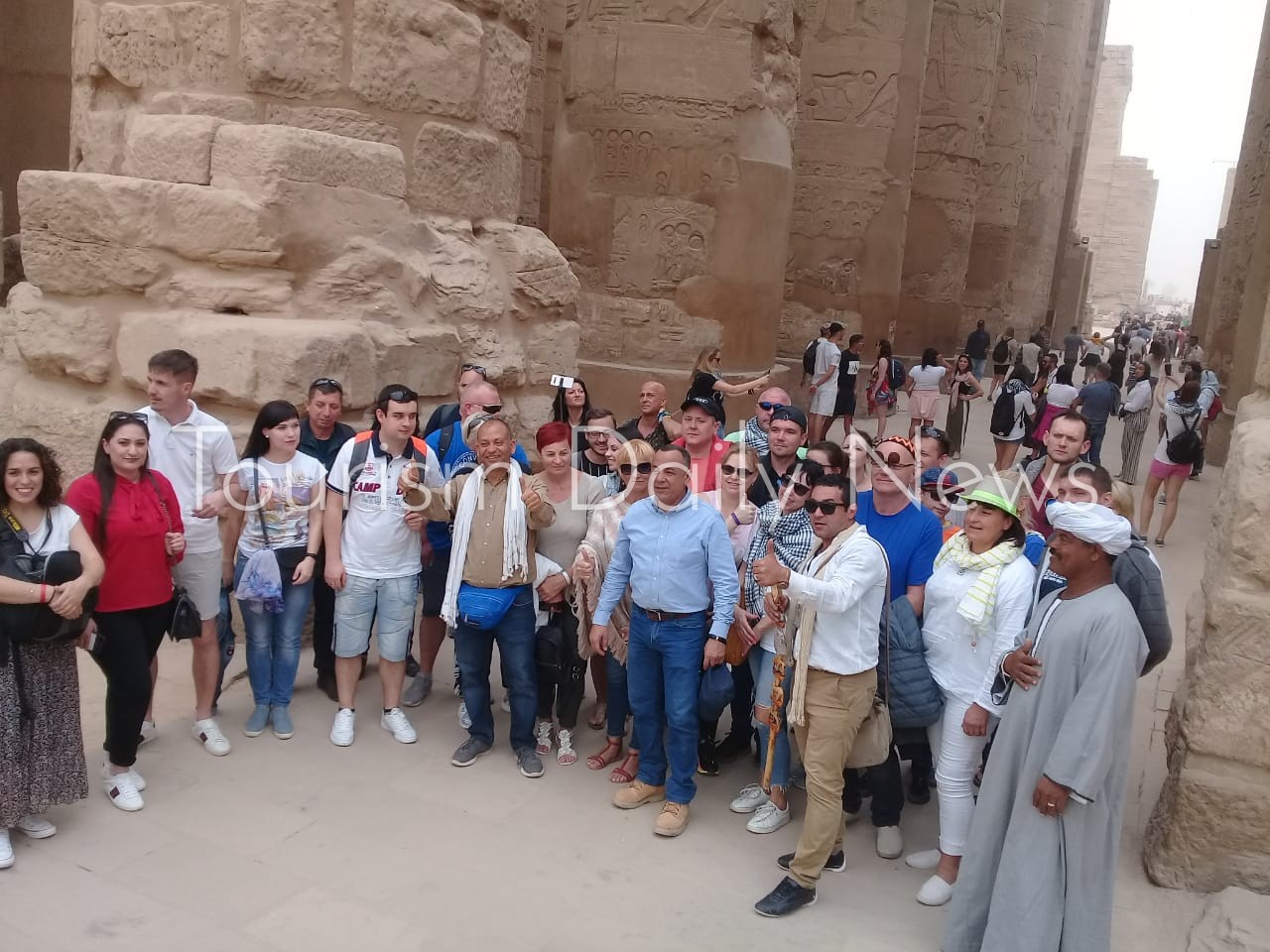 رغم سوء الأحوال الجوية .. السياح يتوافدون على المواقع الأثرية