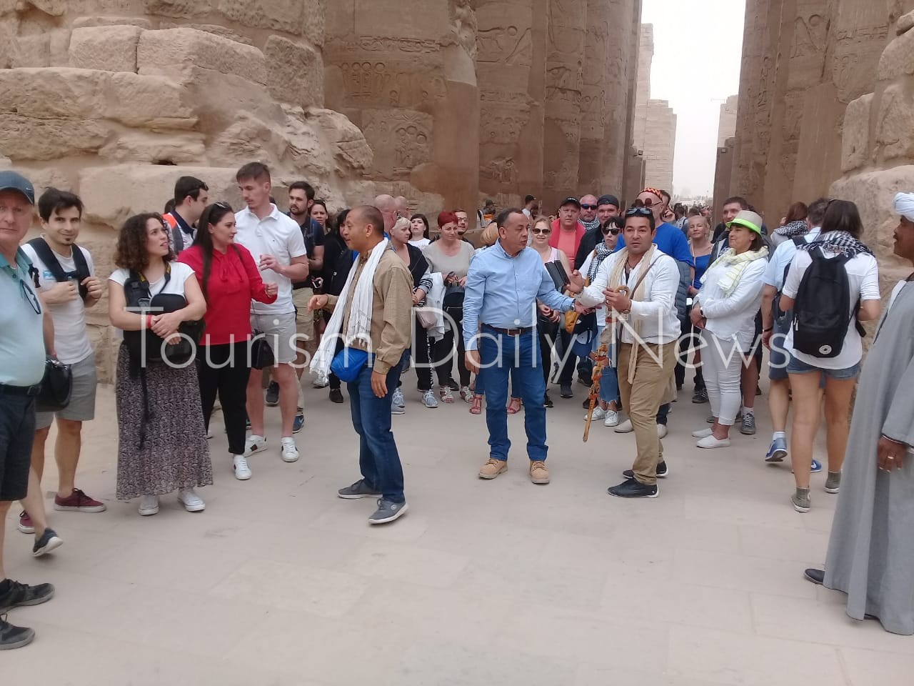 رغم سوء الأحوال الجوية .. السياح يتوافدون على المواقع الأثرية