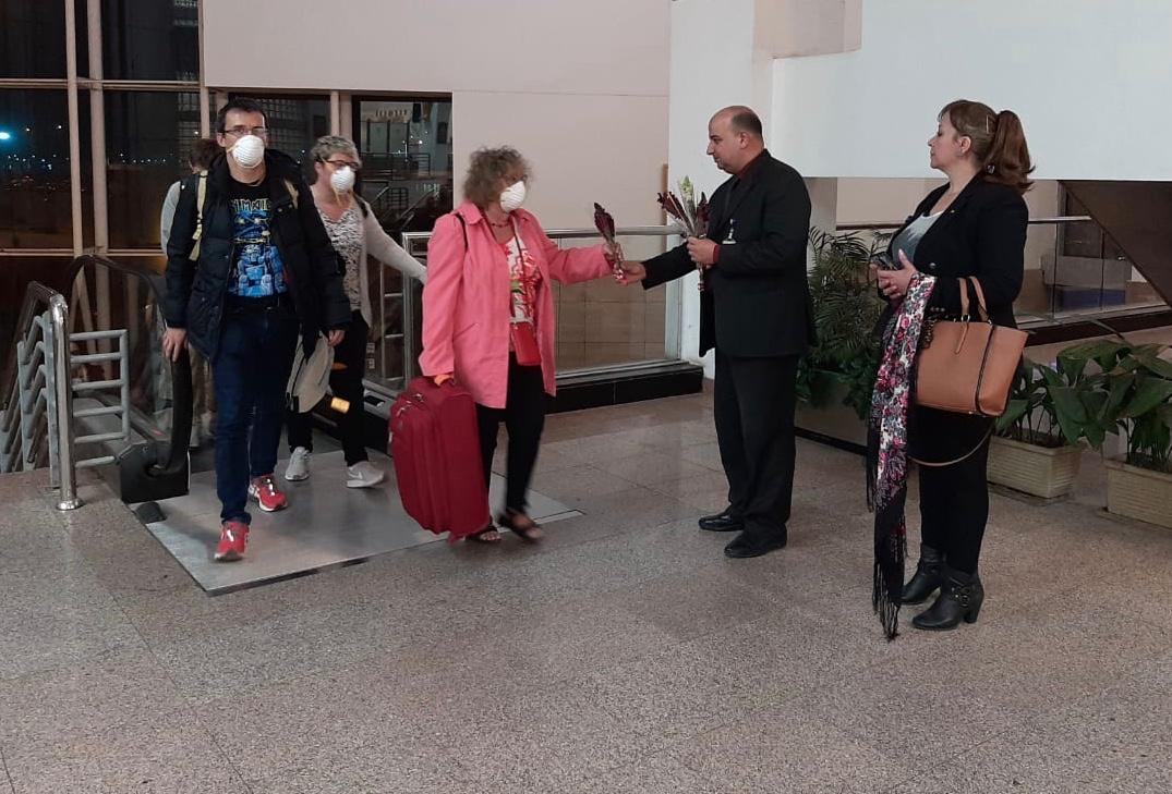 سياح الباخرة المويوءة الفرنسيين والأمريكان غادروا البلاد بعد تعافيهم