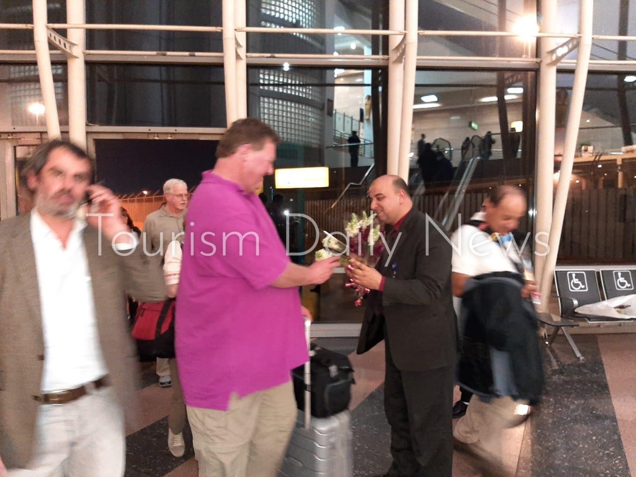 سياح الباخرة المويوءة الفرنسيين والأمريكان غادروا البلاد بعد تعافيهم