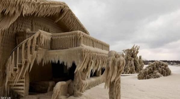 عواصف ثلجية مرعبة فى نيويورك .. المنازل تحولت إلى أكواخ مظلمة