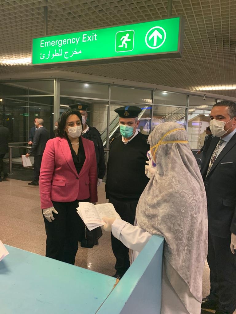غادة شلبي تطمئن على مغادرة السياح وسلامة العاملين بالمطار
