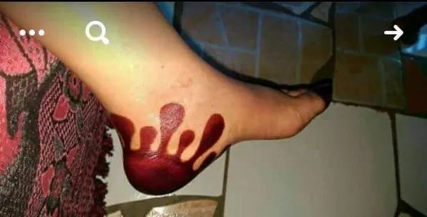 نساء السودان لايخشين كورونا ..رسموه علي أقدامهن