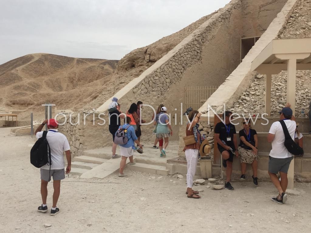 مناطق الأقصر الآثرية تتحدى كورونا .. وزحام بالكرنك ووادى الملوك