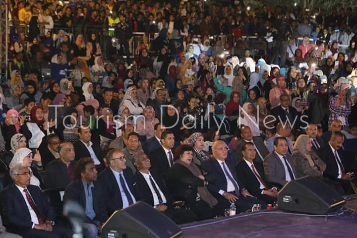 هشام عباس يعيد دفء التسعينات فى مهرجان دندرة للموسيقي والغناء