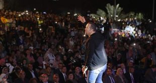 هشام عباس يعيد دفء التسعينات فى مهرجان دندرة للموسيقي والغناء