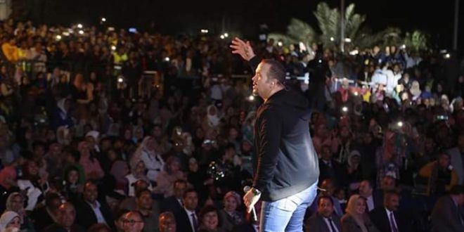 هشام عباس يعيد دفء التسعينات فى مهرجان دندرة للموسيقي والغناء