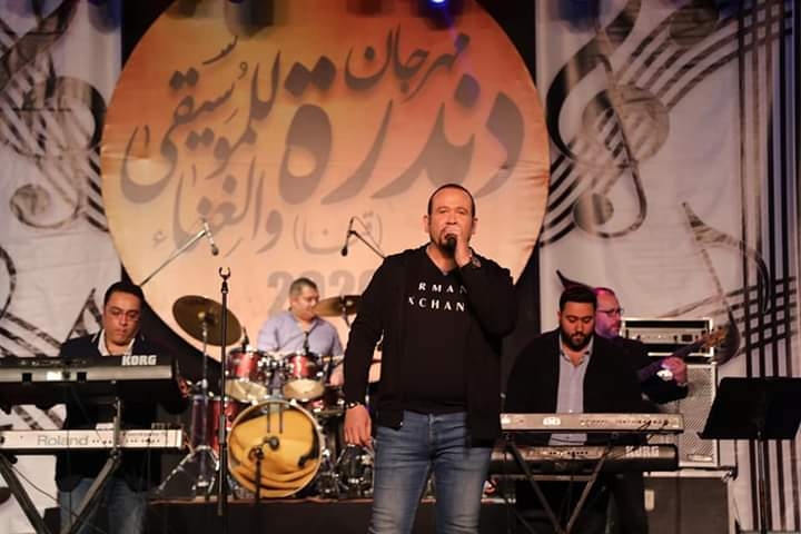 هشام عباس يعيد دفء التسعينات فى مهرجان دندرة للموسيقي والغناء