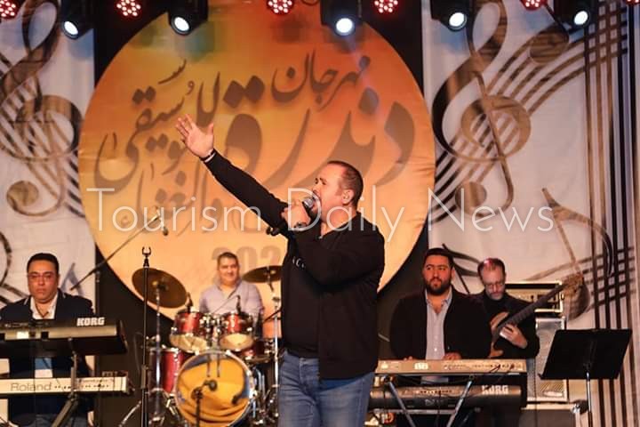 هشام عباس يعيد دفء التسعينات فى مهرجان دندرة للموسيقي والغناء