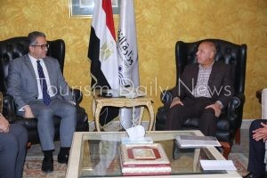 عودة قطارات النوم السياحية بين الأقصر والغردقة محور اجتماع العنانى والوزير