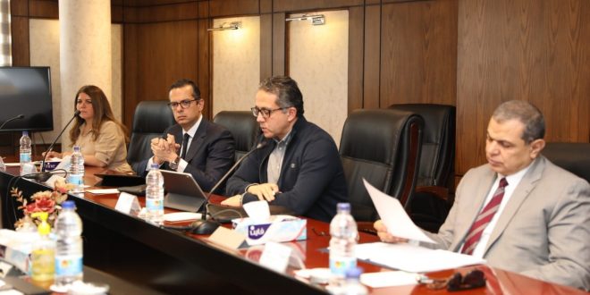 أوضاع العمالة المتضررة بقطاع السياحة فى اجتماع 3 وزراء .. ماذا دار ؟