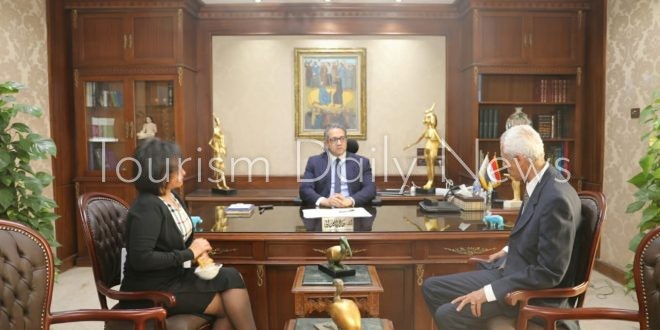 العنانى يلتقى مرشدين سياحيين رافقا مصابين أول فندق عائم بكورونا فى الأقصر