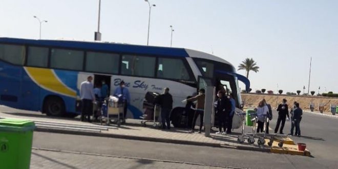 الشاعر ينقل المصريين العائدين من أمريكا إلي أماكن العزل المؤقت مجانا