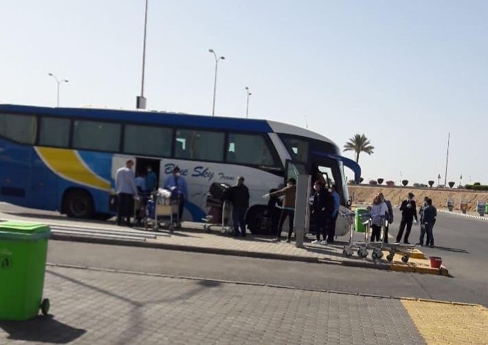 الشاعر ينقل المصريين العائدين من أمريكا إلي أماكن العزل المؤقت مجانا