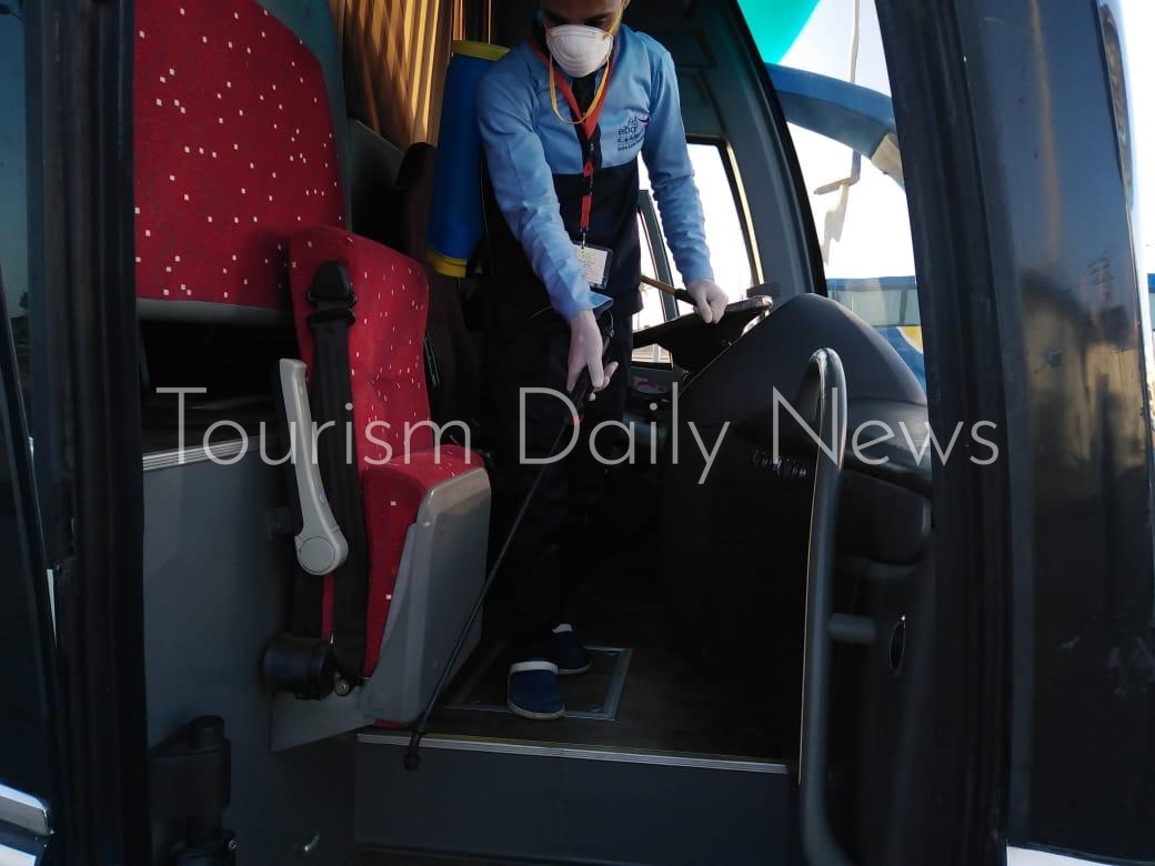 الشاعر ينقل المصريين العائدين من أمريكا إلي أماكن العزل المؤقت مجانا