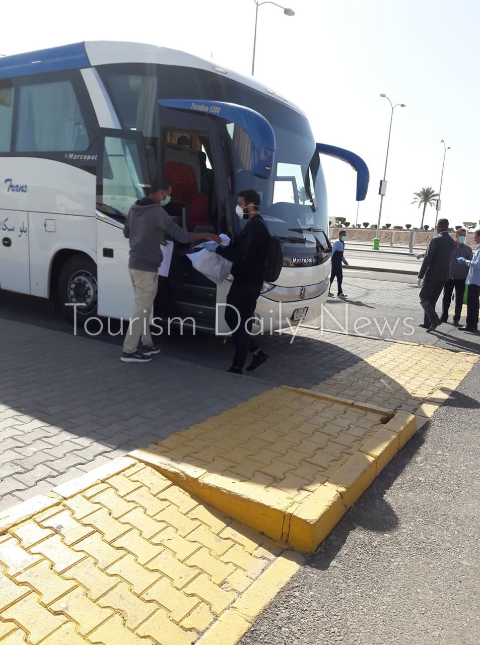 الشاعر ينقل المصريين العائدين من أمريكا إلي أماكن العزل المؤقت مجانا