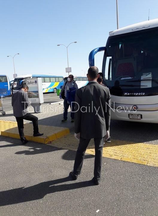 الشاعر ينقل المصريين العائدين من أمريكا إلي أماكن العزل المؤقت مجانا