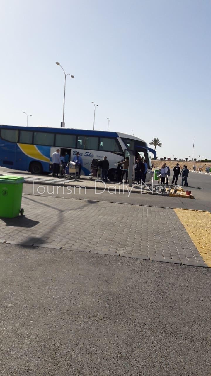 الشاعر ينقل المصريين العائدين من أمريكا إلي أماكن العزل المؤقت مجانا