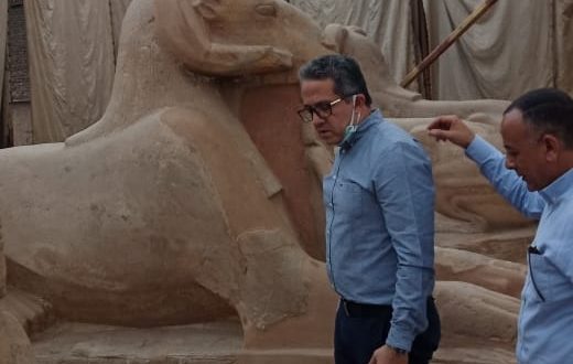 العناني يتفقد أعمال ترميم الكباش الأربعة قبل نقلها لميدان التحرير