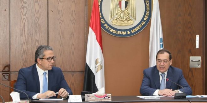 الملا والعنانى يتفقان على تخفيض جالون الوقود 10 سنتات لدعم السياحة