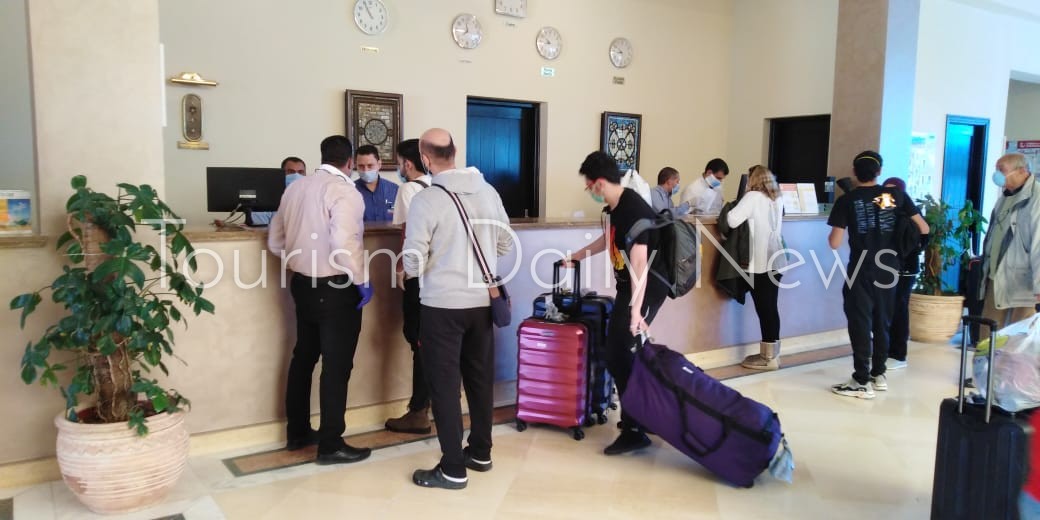 وزارة السياحة تستقبل الوفد الثاني من المصريين العائدين من واشنطن بالورود